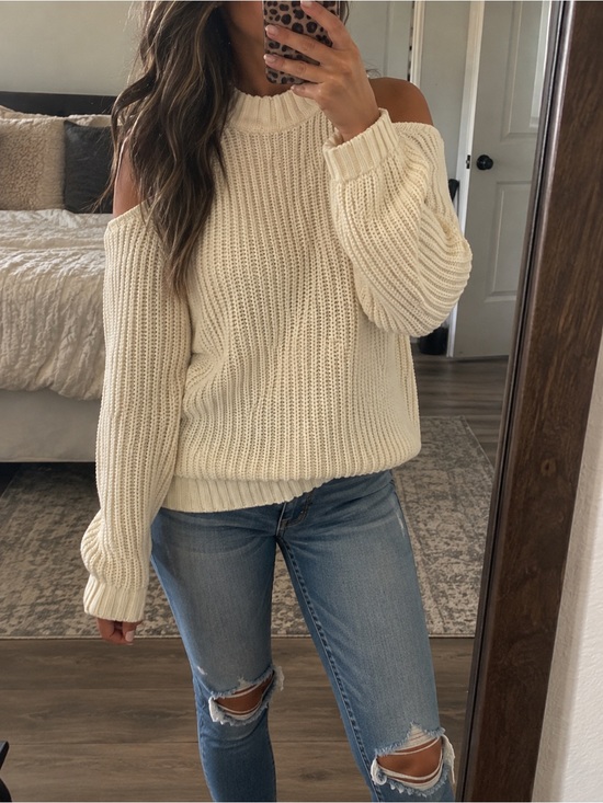 Jennifer Lopez Sweaters - JENNIFER LOPEZ White Knit Cold Shoulder Sweater Small